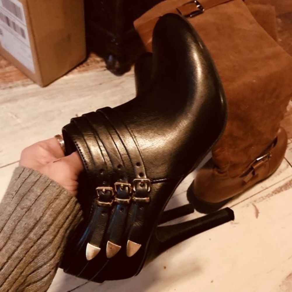 Ancle boot heals.